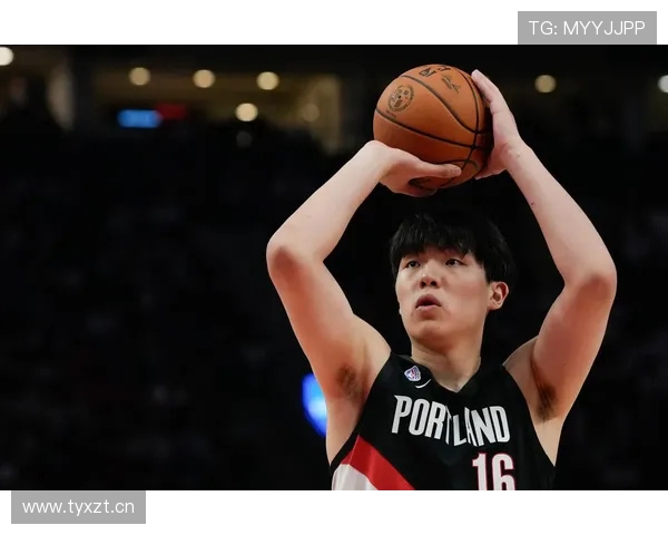 杨瀚森赛场外温情回应圣诞礼物致谢粉丝珍藏体育精神篮球荣耀